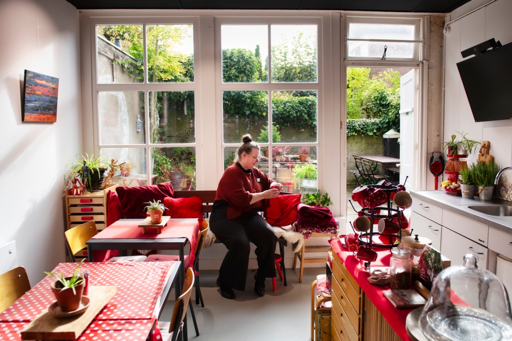 De kunstenares achter kunstatelier Art-Co, Rianne van Duivenbode